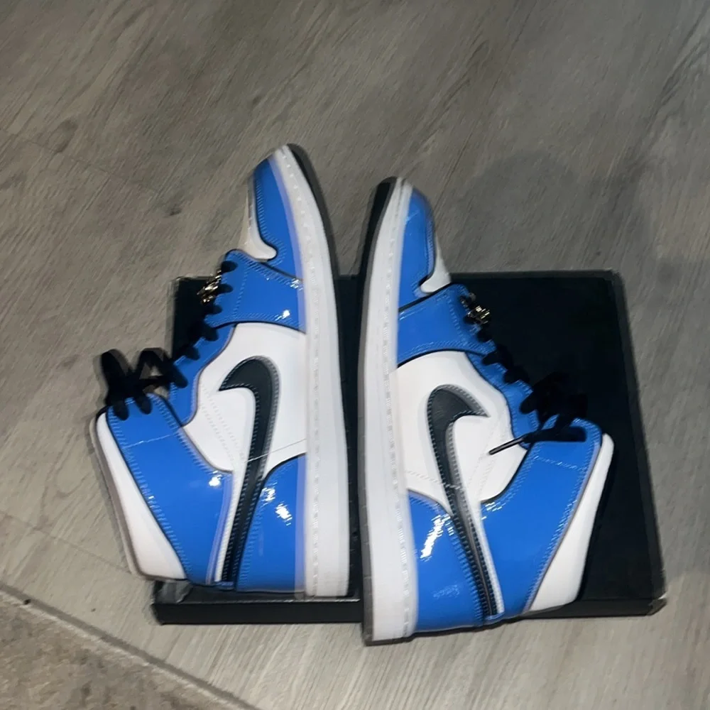 2021 Air Jordan 1 Mid SE 'Signal Blue'